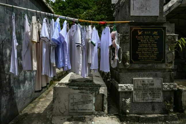 Một số người Philippines ở Manila đã tìm nơi trú ẩn trong các nghĩa trang công cộng