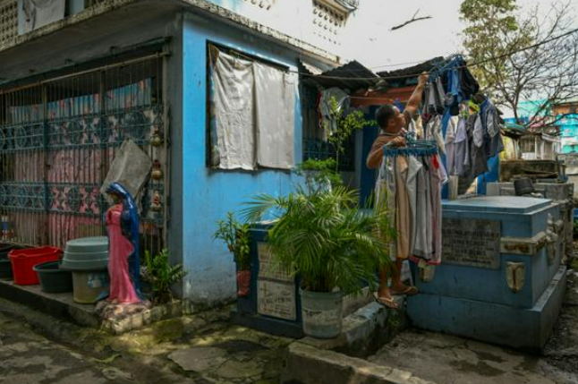 Những ngôi mộ trở thành nơi trú ẩn cho người cp2n sống