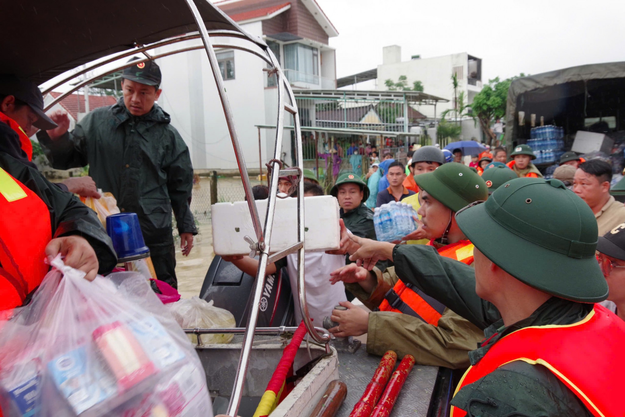 Hình ảnh quân đội, công an và các lực lượng trắng đêm cứu dân giữa dòng lũ xiết ở Đà Nẵng.: Sông Hàn.
