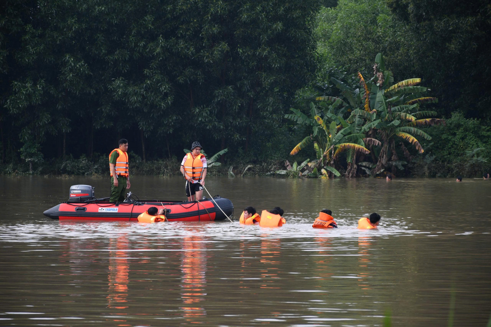 Đến 10g sáng nay, lực lượng tìm kiếm đã phát hiện thi thể anh H và đưa lên bờ bàn giao cho gia đình_Ảnh: D.X.