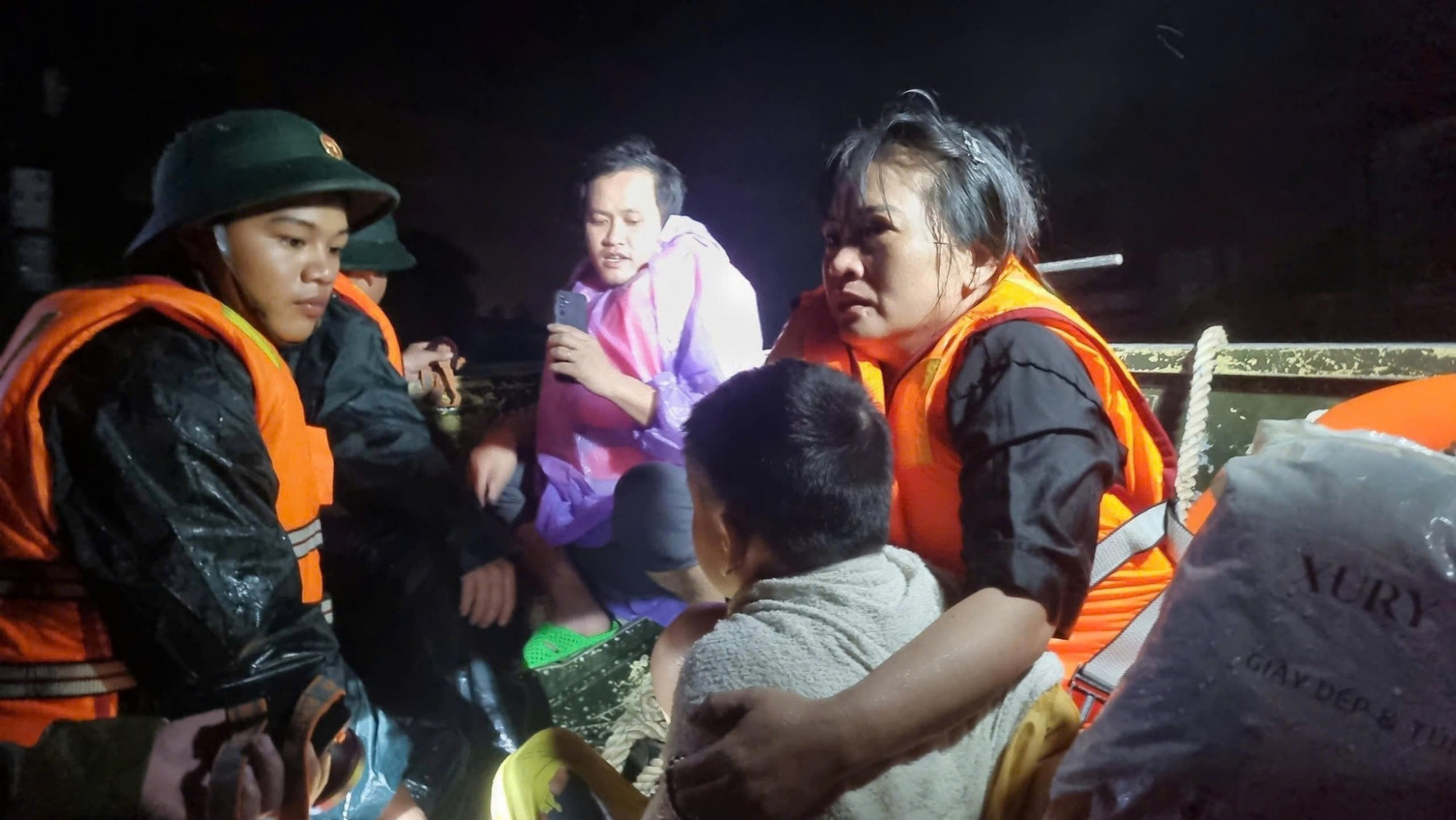 Quân đội ứng cứu 5 người dân xã Đại Lộc đêm 29/10_Ảnh: Sông Hàn.