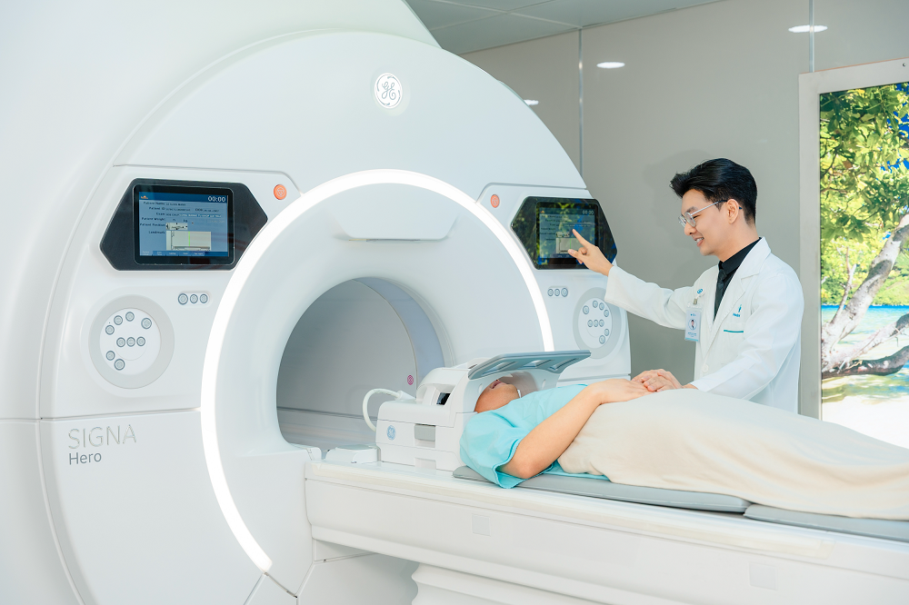 Trang bị máy móc hiện đại phục vụ tầm soát nguy cơ đột quỵ tại hệ thống bệnh viện Hoàn Mỹ - Ảnh: HM