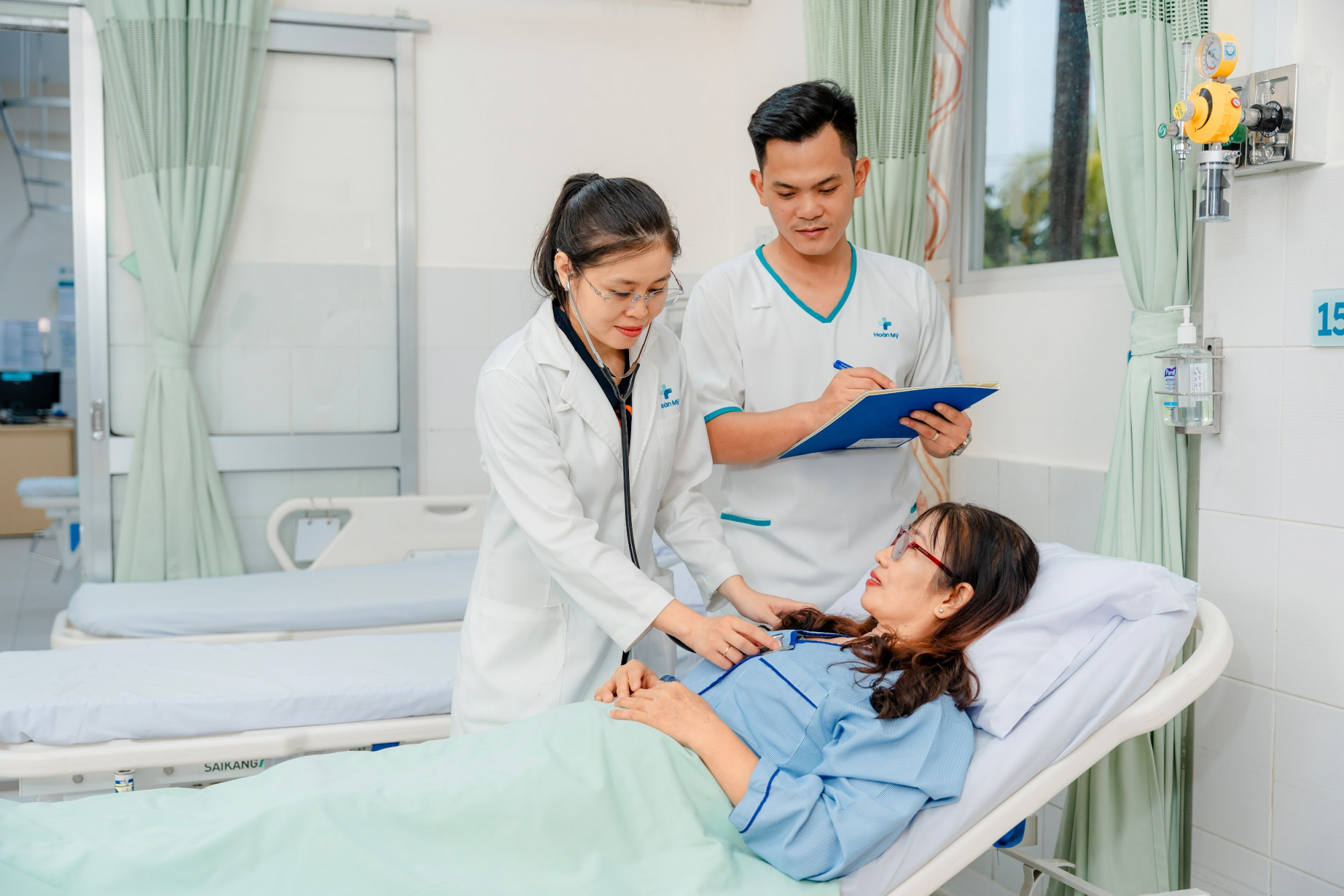 Khám sức khỏe định kỳ giúp phát hiện sớm nguy cơ tim mạch và đột quỵ - Ảnh: HM