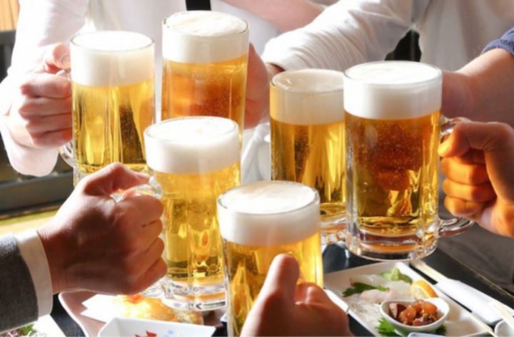 Đằng sau cuộc vui của người chồng là nỗi lo lắng của vợ và con cái (ảnh minh hoạ)