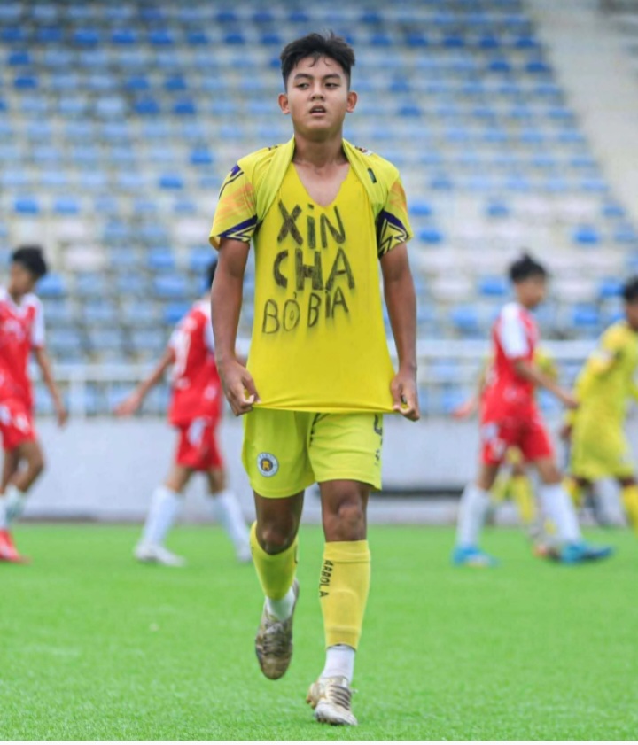 Cầu thủ  U 14 Lý Trung Hiếu với dòng chữ ấn tượng trên áo để gửi thông điệp đến cha (ảnh fabook)