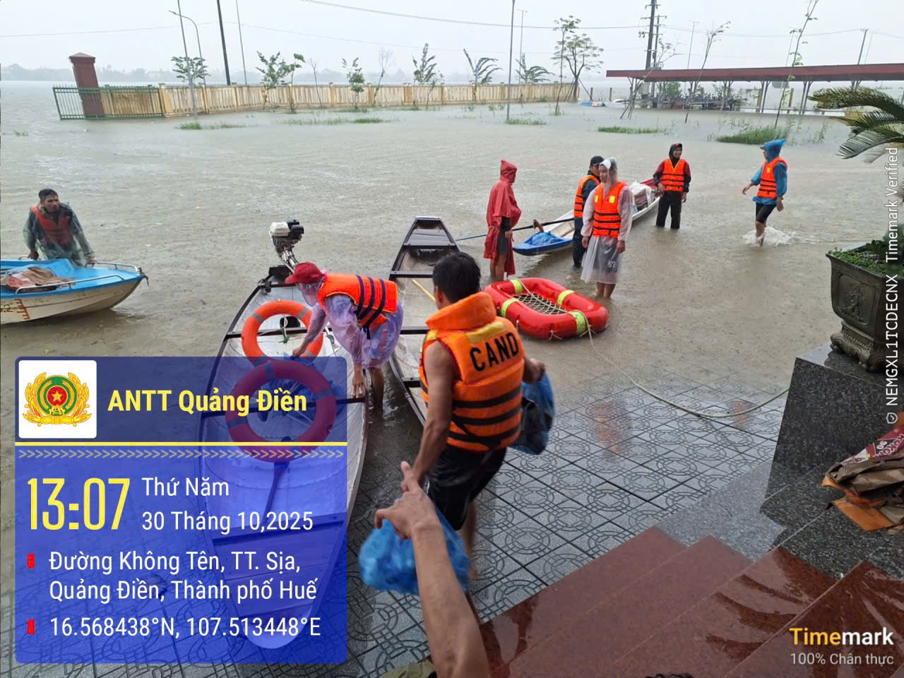 Lực lượng cứu hộ được công an giúp đỡ đưa hàng hóa vào bờ