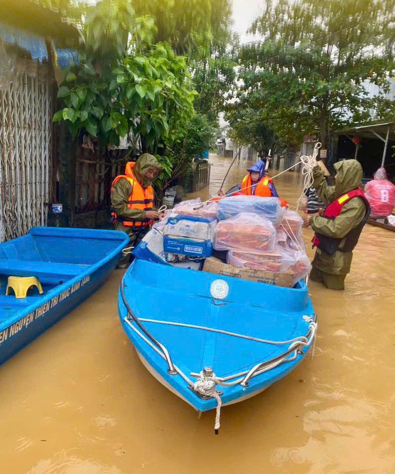 Trong ngày 30/10 lực lượng cứu hộ công an TP Huế đi ngõ ngập lụt phát cơm miễn phí cho người dân vùng lũ