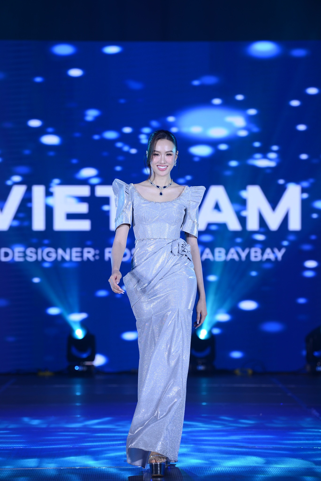  Ngay từ những ngày đầu tham gia Miss Earth 2025, Trịnh Mỹ Anh luôn xuất hiện với thần thái tự tin, tác phong chuyên nghiệp và phong cách thời trang chỉn chu, tinh tế.