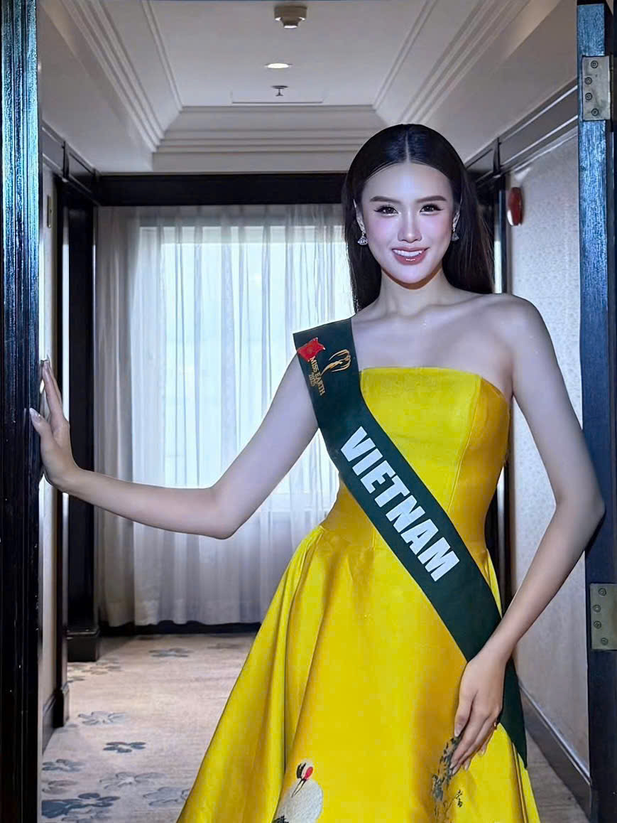 Chiếc đầm vàng dáng quây với chất liệu vải bóng