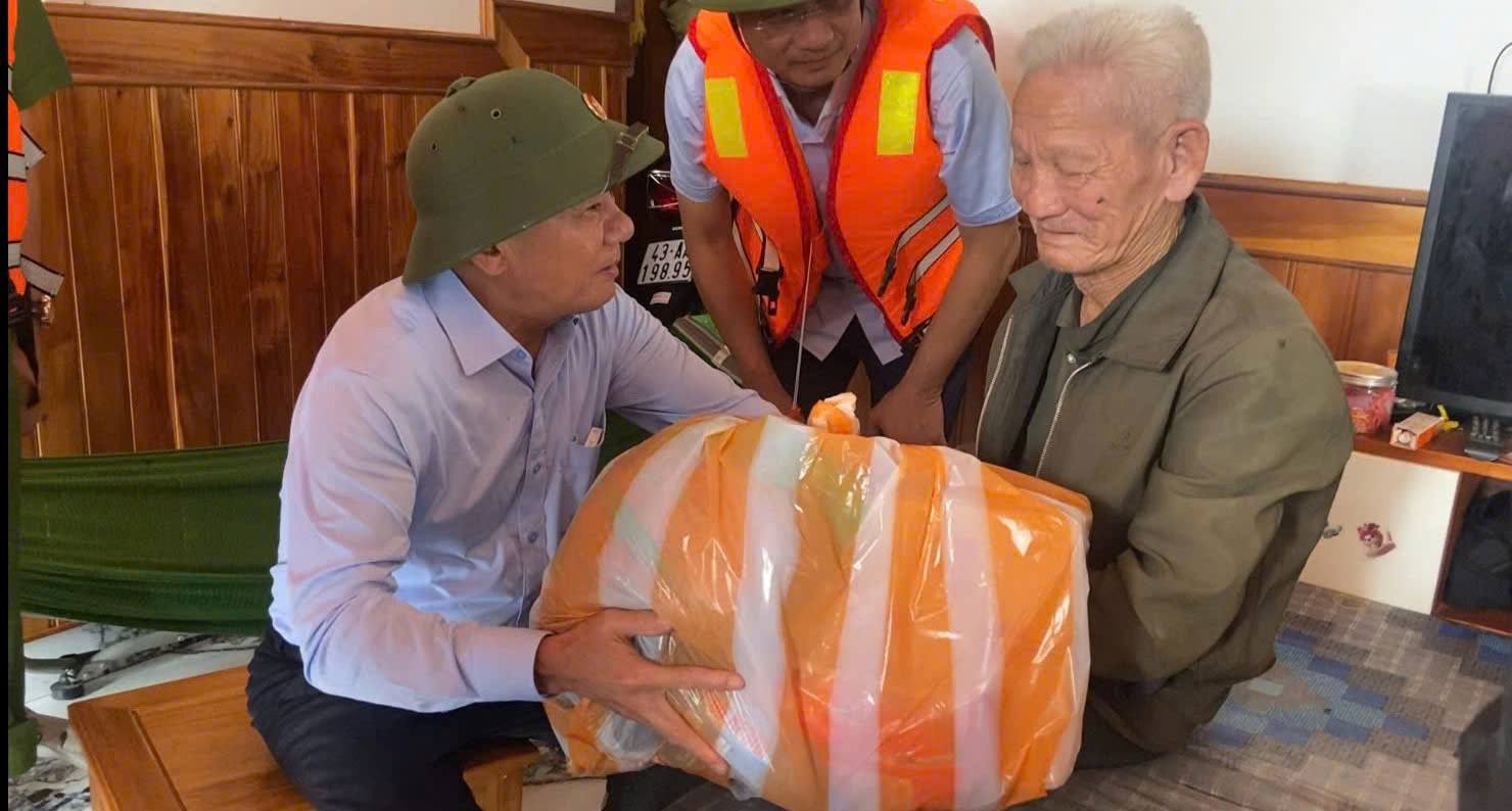 Thường trực Ban Bí thư Trần Cẩm Tú đi thực tế vùng lũ xã Duy Nghĩa và thăm hỏi người dân_Ảnh: Sông Hàn.