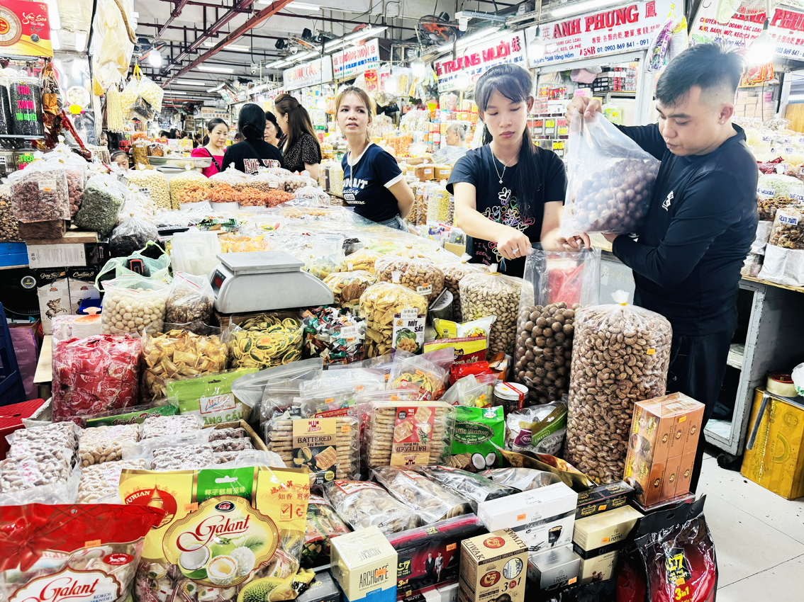 Tiểu thương chợ An Đông cho rằng, sẽ rất khó sống nếu kê khai và đóng thuế theo doanh thu khi có doanh thu trên 200 triệu đồng/năm