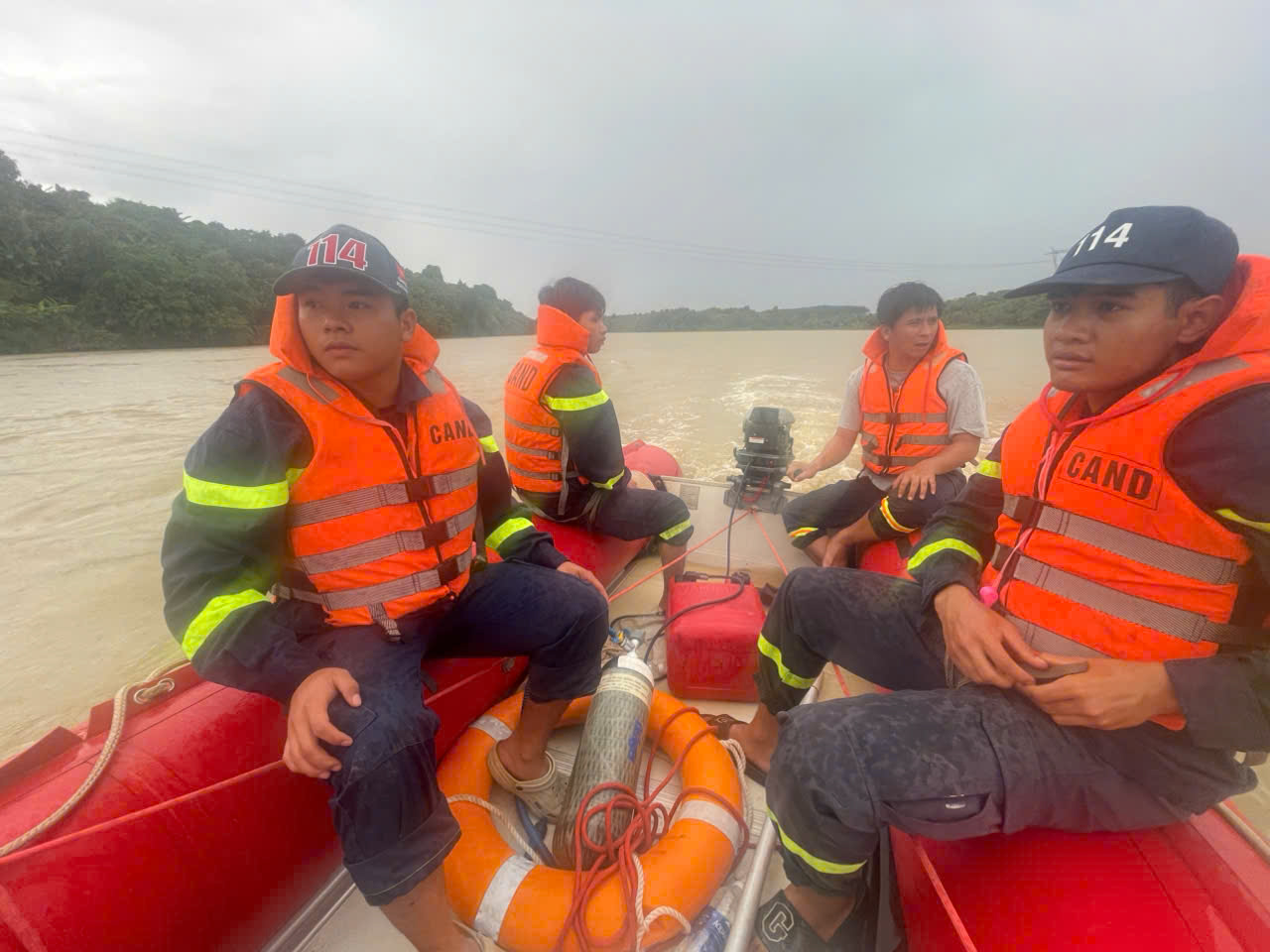 Lực lượng chức năng nỗ lực tìm kiếm nạn nhân suốt nhiều giờ đồng hồ - Ảnh: B.X.