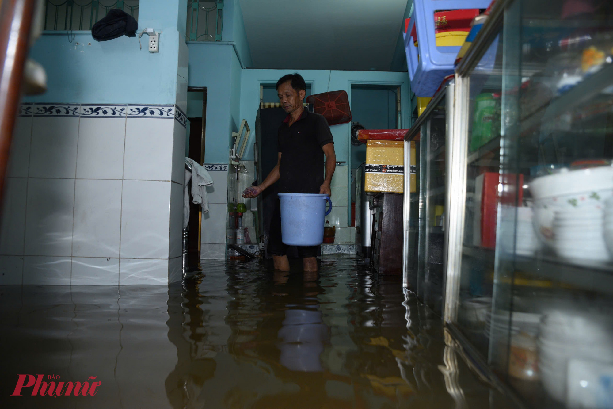 Triều cường sông Sài Gòn dâng cao tràn qua bờ kè gây ngập nhà dân tại khu vực Thanh Đa - Ảnh: Thanh Tâm