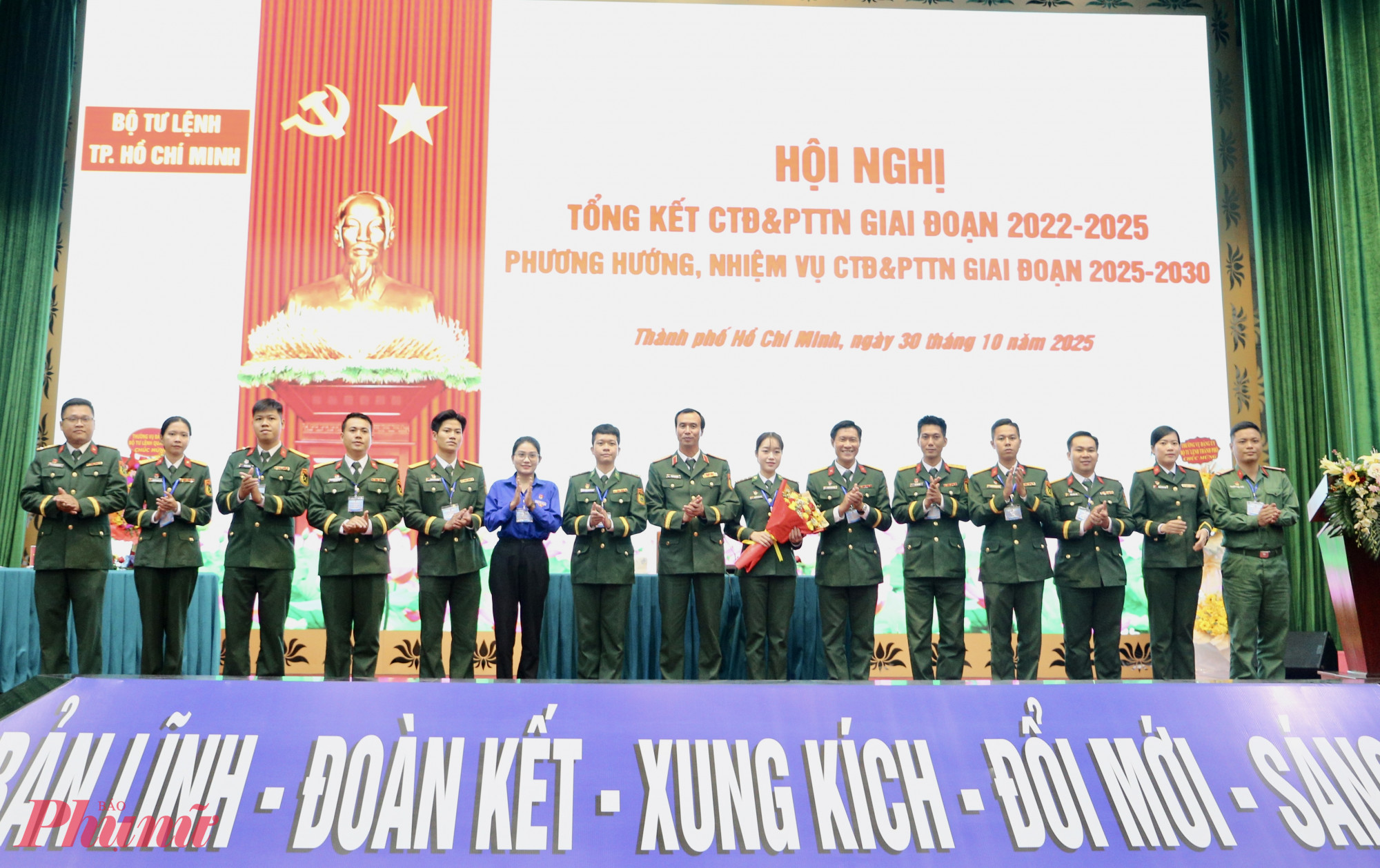 Hội nghị cũng công bố quyết định và ra mắt đoàn đại biểu dự hội nghị tổng kết Công tác Đoàn và phong trào thanh niên LLVT quân khu, Đại hội đại biểu  Đoàn TNCS Hồ Chí Minh lần thứ I, nhiệm kỳ 2025 - 2030 - Ảnh: Thanh Tâm