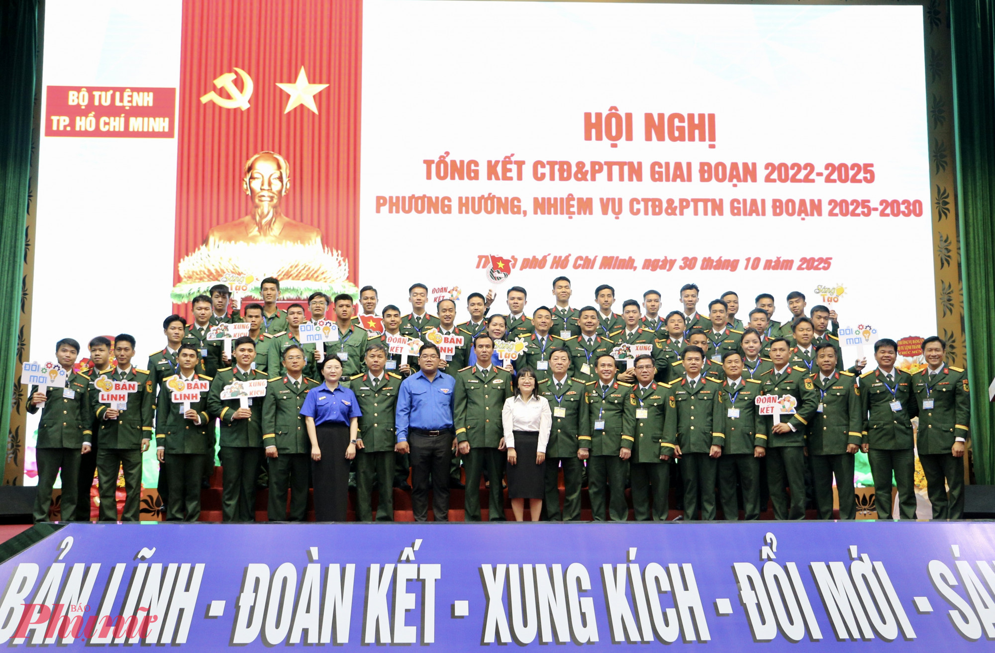 Chụp hình kỷ niệm