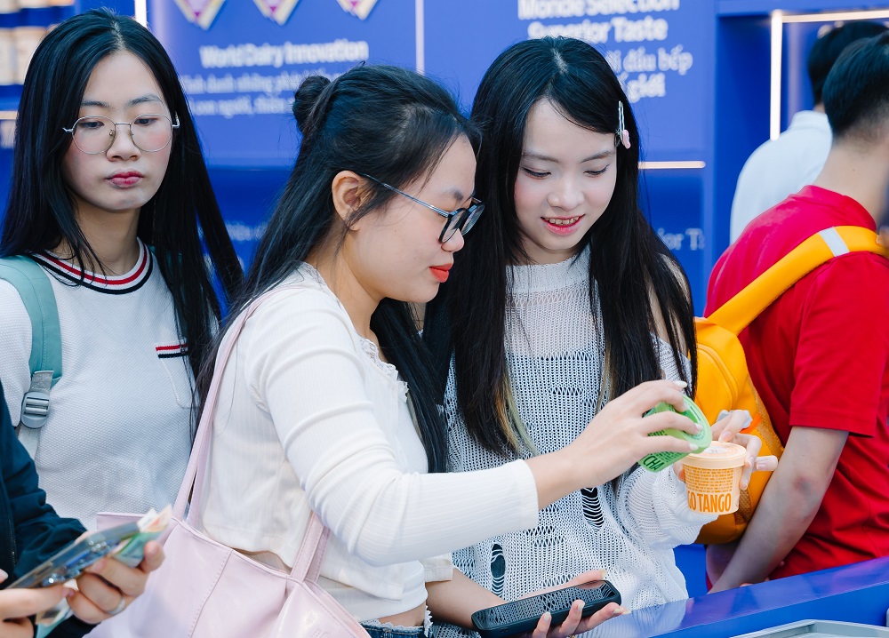 Các bạn trẻ thích thú trải nghiệm những vị kem Vinamilk mát lành - Ảnh: Vi Nam