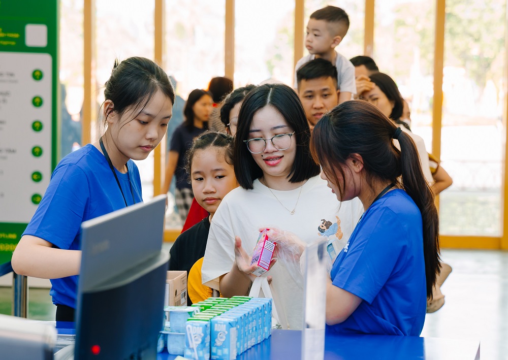 Người tiêu dùng được mời thưởng thức các sản phẩm mới của Vinamilk - Ảnh: Vi Nam