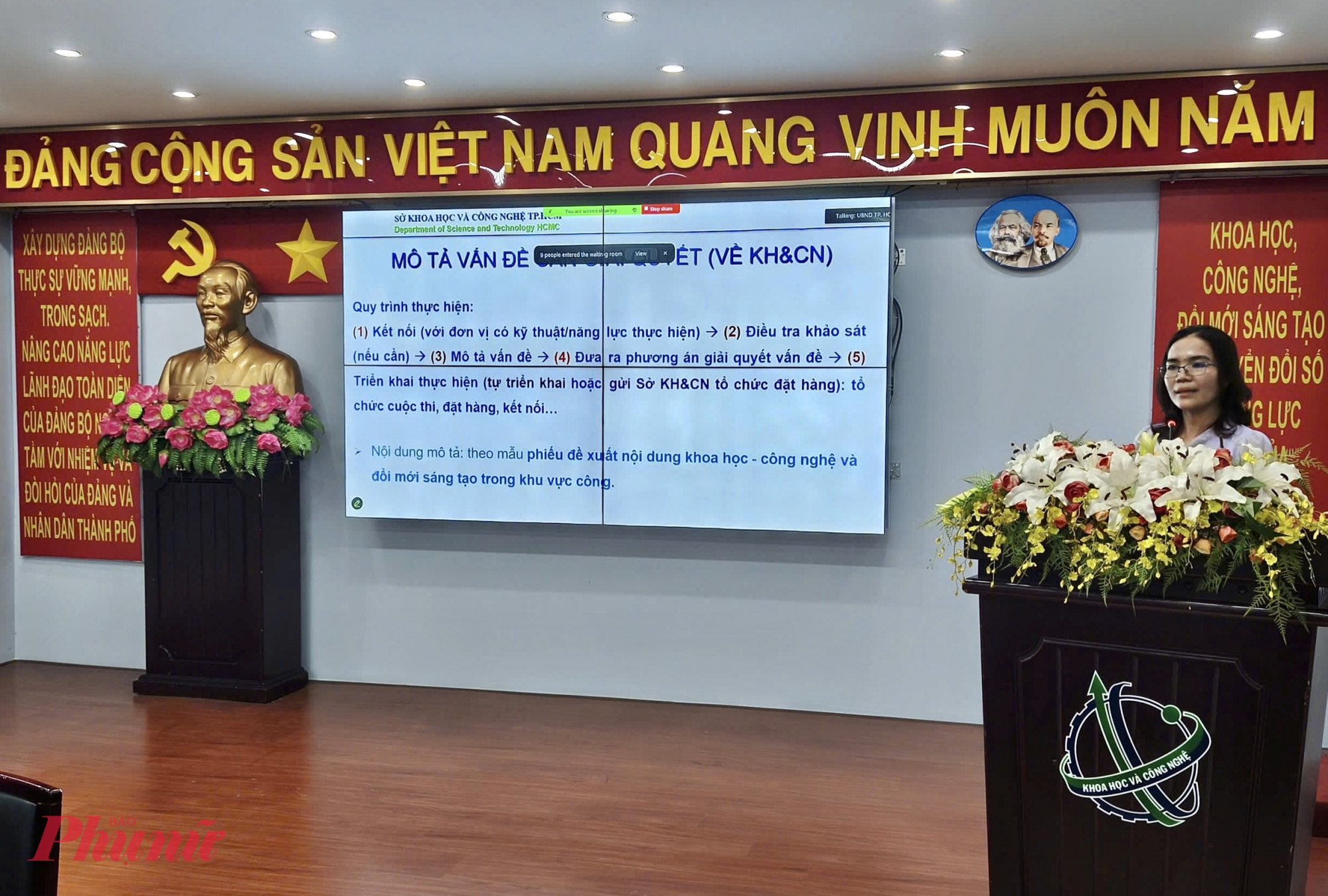 Bà Nguyễn Thị Thu Sương, Trưởng phòng Phát triển Khoa học công nghệ, Sở Khoa học và Công nghệ trình bày tại Hội nghị