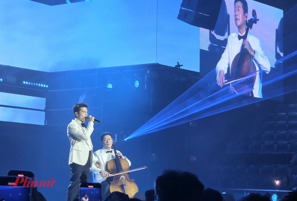 MC Anh Tuấn kéo đàn cello cùng ca sĩ Quốc Thiên thể hiện ca khúc Tự nguyện