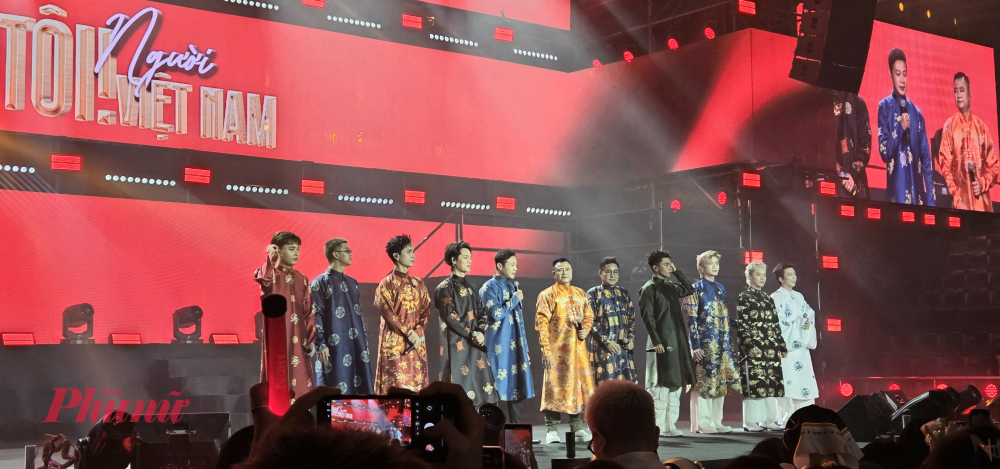 Các anh tài trong trang phục truyền thống Việt Nam mở đầu đêm nhạc với ca khúc Một vòng Việt Nam.