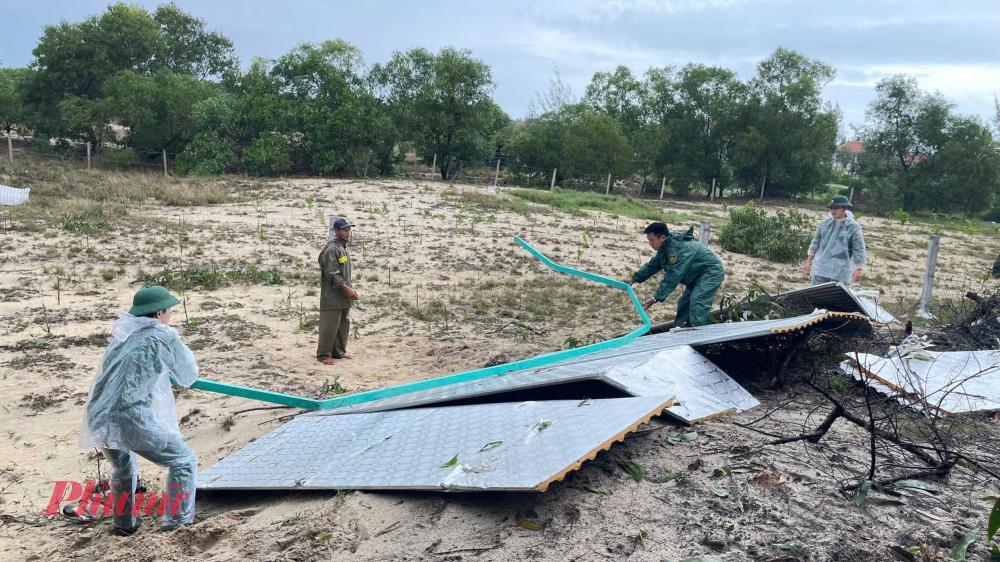 Theo thông tin từ : Vào lúc 12h00 ngày 30/10/2025 tại TDP Hải Đông, phường Phong Quảng xảy ra lóc xoáy làm tốc mái 04 ngôi nhà/04 hộ gia đình,