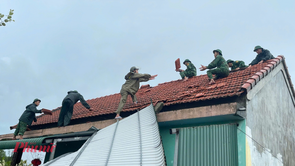 trong đó: 01 nhà bị tốc một phần mái ngói, 01 nhà bị tốc mái tôn hoàn toàn