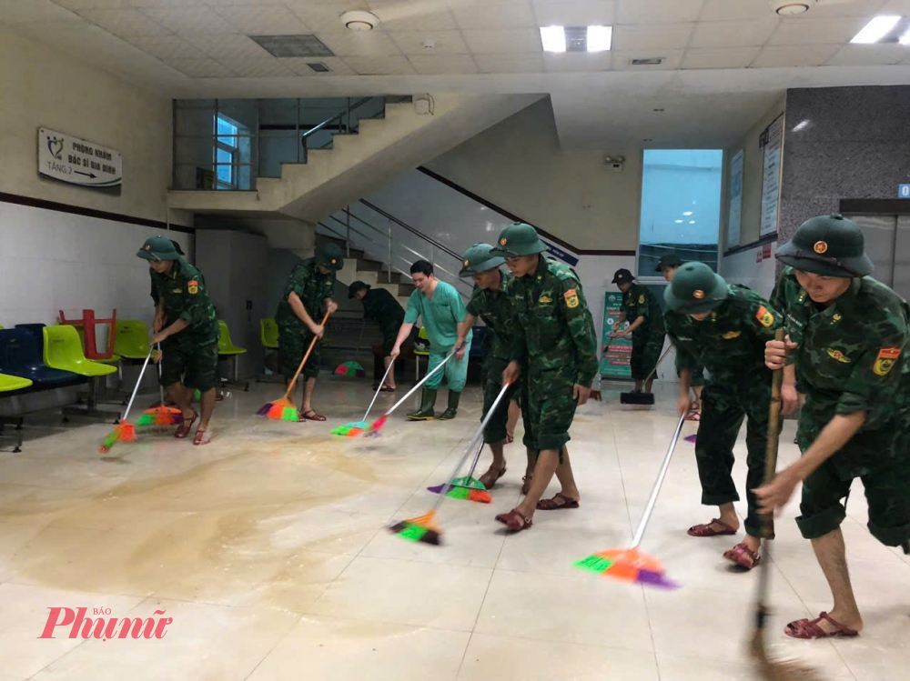 Chiều 29 và ngày 30/10/2025 đơn vị BĐBP 82 lượt CBCS tham gia khắc phục sau lũ ở địa bàn Phường Kim Long, trường THCS Hương Thọ và Bệnh viện TW Huế.