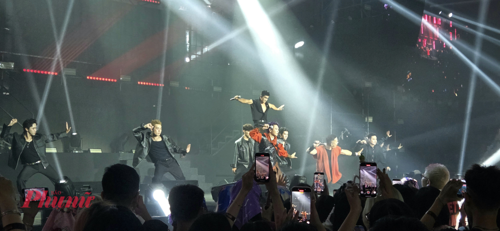 Khán giả cổ vũ nồng nhiệt tiết mục Triệu lý do của các anh tài nhà Mứt gừng