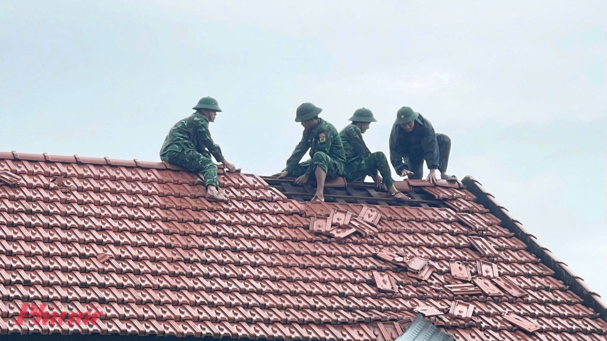 Đơn vị đã cử  20 CBCS  do đ/c Trung tá Nguyễn Phi Hùng, đồn trưởng chỉ huy, xuống địa bàn hỗ trợ nhân dân khắc phục hậu quả do lóc xoáy gây ra.