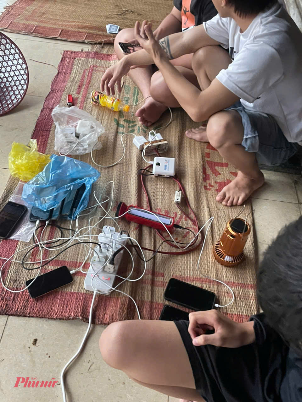 Công an phường Hóa Châu bố trí điểm sạc miễn phí cho bà con