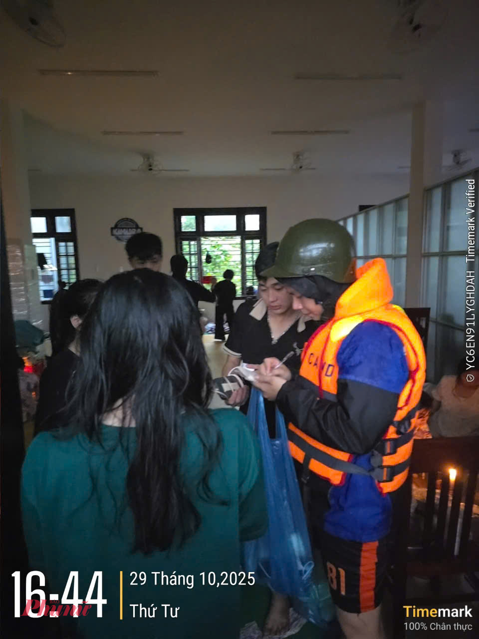 : Công an phường Vỹ Dạ cho bà con mượn sạc dự phòng và bố trí điểm sạc tại nhà sinh hoạt cộng đồng