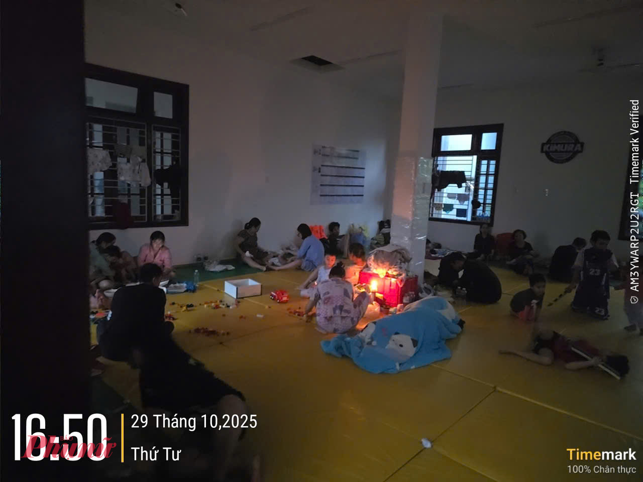 Công an phường Hóa Châu bố trí điểm sạc miễn phí cho bà con