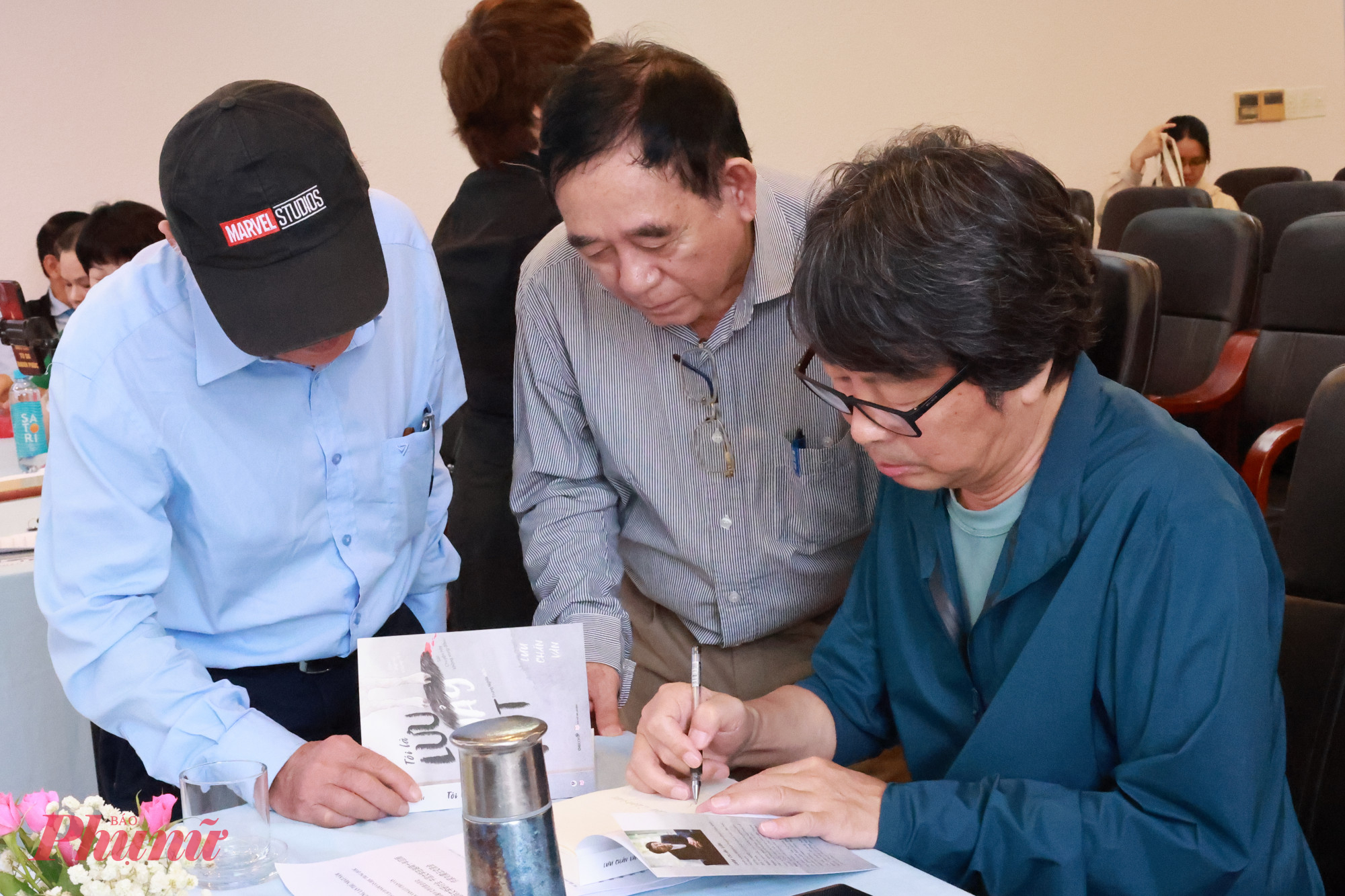 Nhà văn Lưu Chấn Vân ký tặng sách giao lưu với hội viên Hội Nhà văn TPHCM và bạn đọc