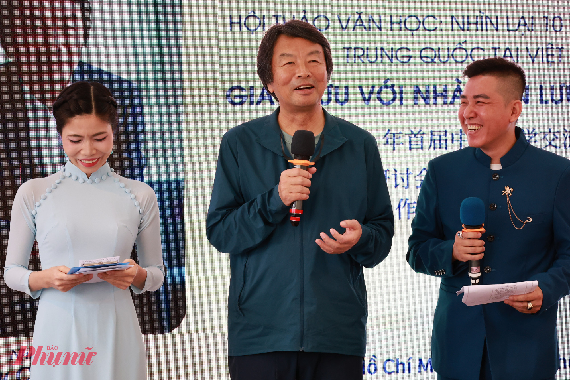 Nhà văn Bùi Tiểu Quyên, nhà văn Lưu Chấn Vân, nhà văn Tăng Quảng Kiện tại buổi giao lưu