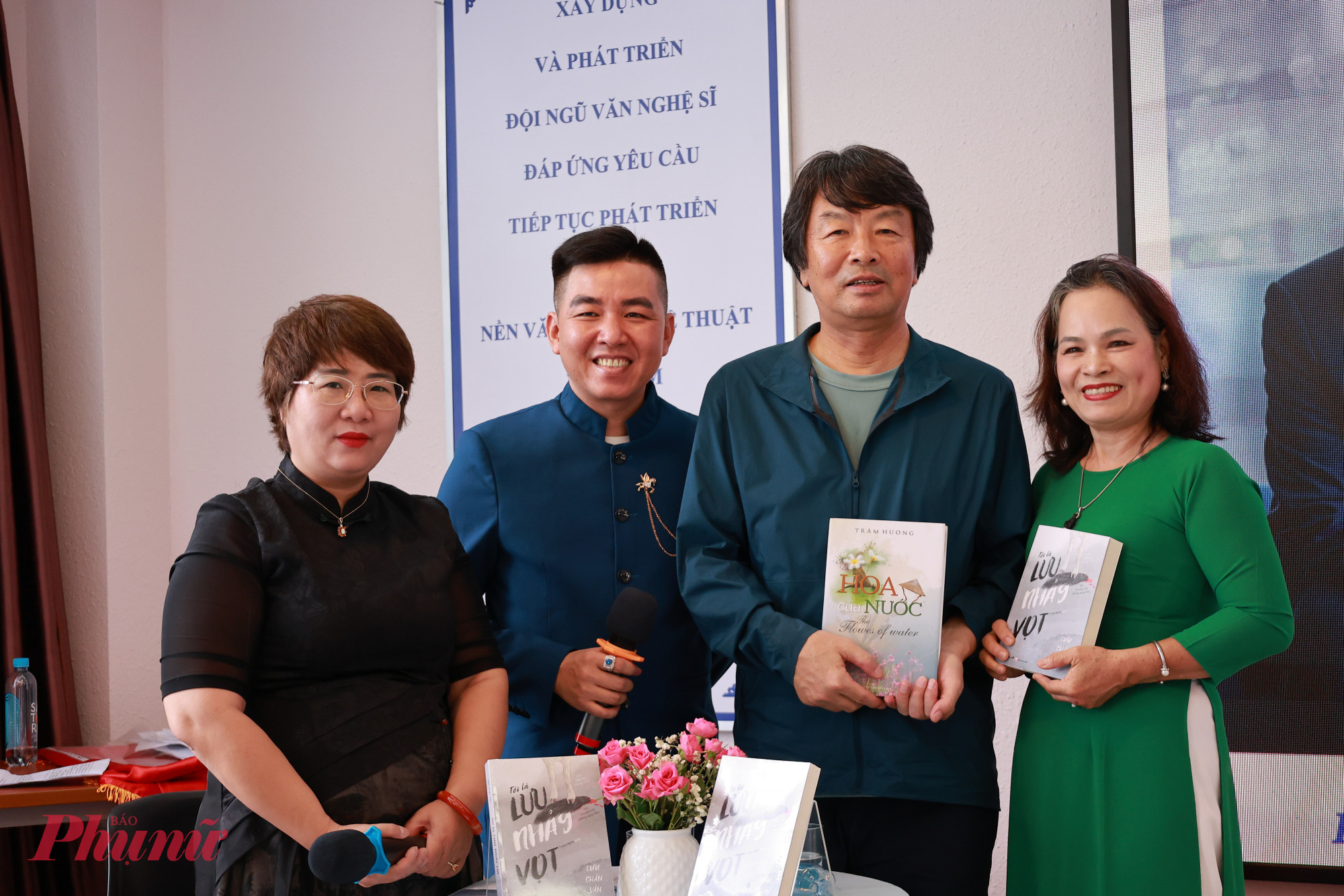 Dịch giả Nguyễn Lệ Chi, nhà văn Tưởng Quản Kiện, nhà văn Lưu Chấn Vân, nhà văn Trầm Hương tại buổi giao lưu (từ trái sang phải)