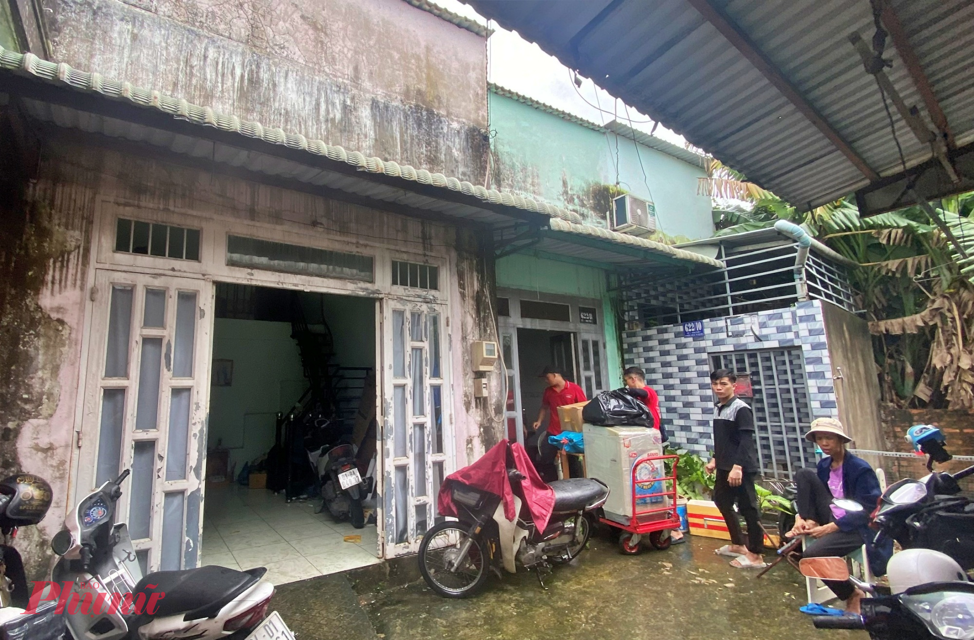 Tại phường Phước Long, nhiều hộ dân (đoạn gần đường Võ Nguyên Giáp, ngã tư Bình Thái) tranh thủ chuyển đồ, tháo biển hiệu, dọn dẹp nhà cửa để kịp bàn giao mặt bằng cho dự án trước thời hạn.