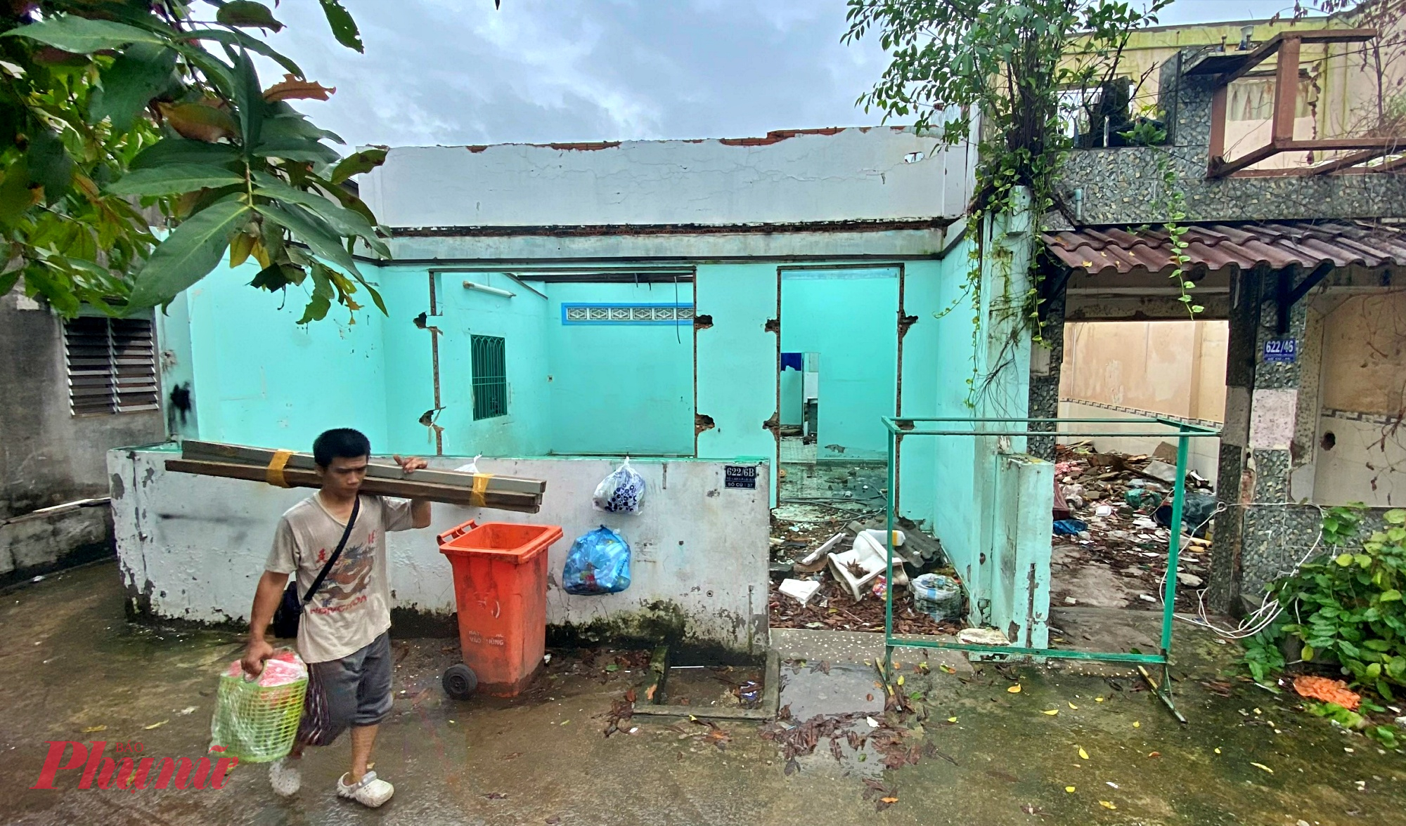 Người dân di chuyển đồ đạc rời khỏi nhà, đến nơi ở mới. Riêng đoạn 3 (từ Phạm Văn Đồng đến Gò Dưa) đang được đẩy nhanh công tác bồi thường, bàn giao mặt bằng sạch cho nhà đầu tư để khởi công sớm nhất có thể. 