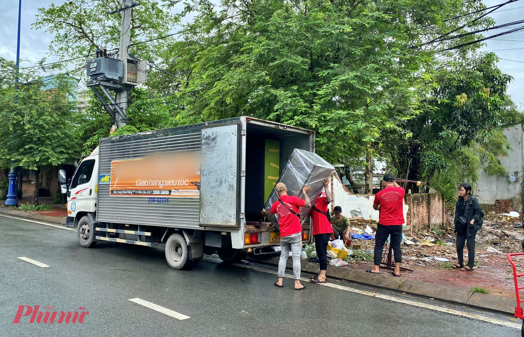 Xe tải của dịch vụ chuyển nhà trọn gói được người dân thuê đến di chuyển đồ dạc lên xe. 