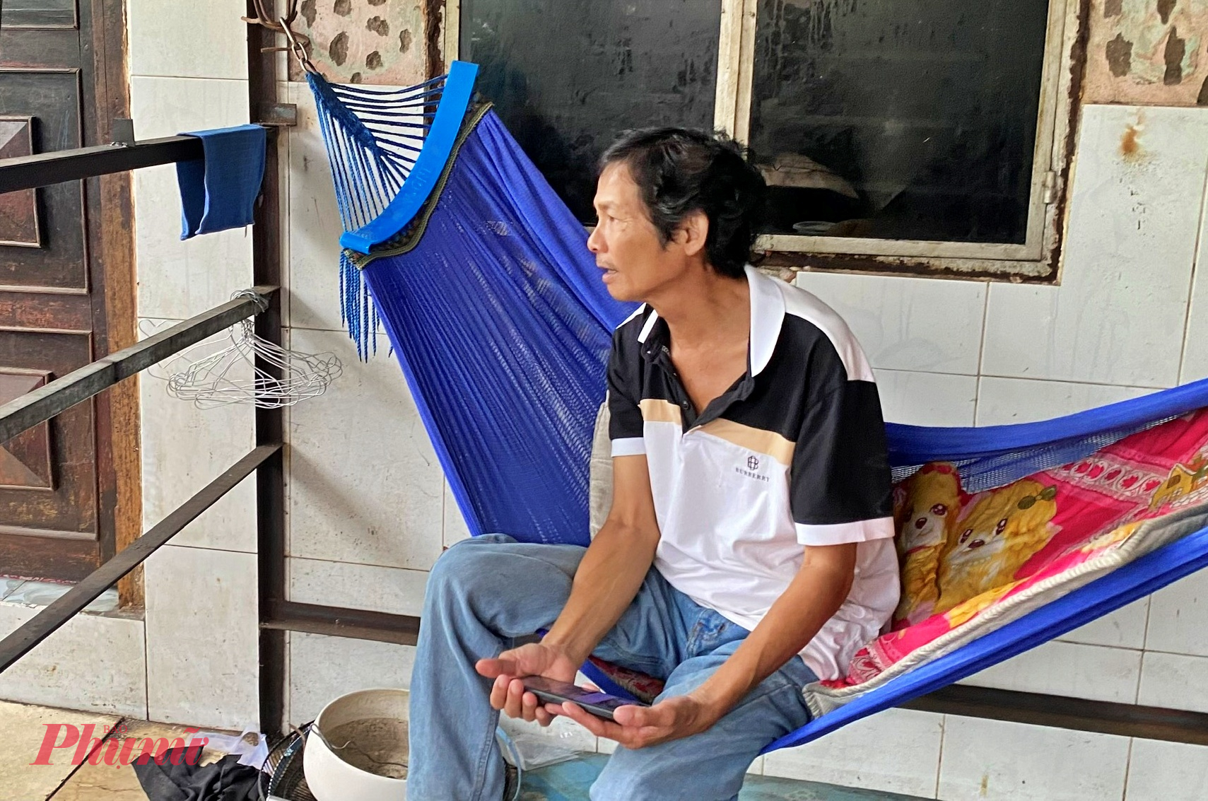 Ông Nguyễn Thanh Hồng (63 tuổi, một hộ dân sống gần nút giao Bình Thái) - cho biết, gia đình ông đã nhận hơn 5 tỉ đồng tiền bồi thường cho căn nhà rộng 150m2. Sau khi di dời, ông chuyển về Đồng Nai sinh sống, một phần diện tích đất được bố trí tái định cư tại khu Cát Lái. “Đồ đạc tôi dọn đi hết rồi, giờ chỉ còn ở lại trông coi nhà cửa, nuôi mấy con gà và hương khói mồ mả dòng họ. Trên này tôi ở một mình lo việc nhà, còn các con thì đi làm thuê hết. Khi nào chính quyền yêu cầu dọn thì gia đình tôi chuyển đi, ở đây nhiều hộ cũng đã dọn đi rồi”, ông Hồng – chia sẻ. 