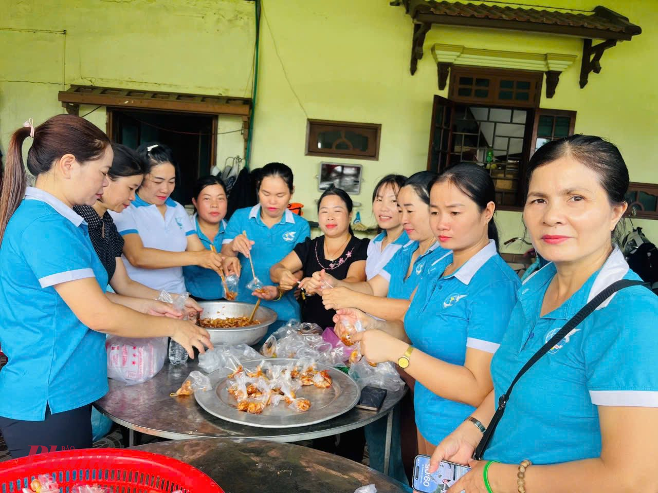 Những suất cơm giàu dinh dưỡng như một lời động viên tinh thần kịp thời chị em gửi đến bà con  đâng gặp khó khăn