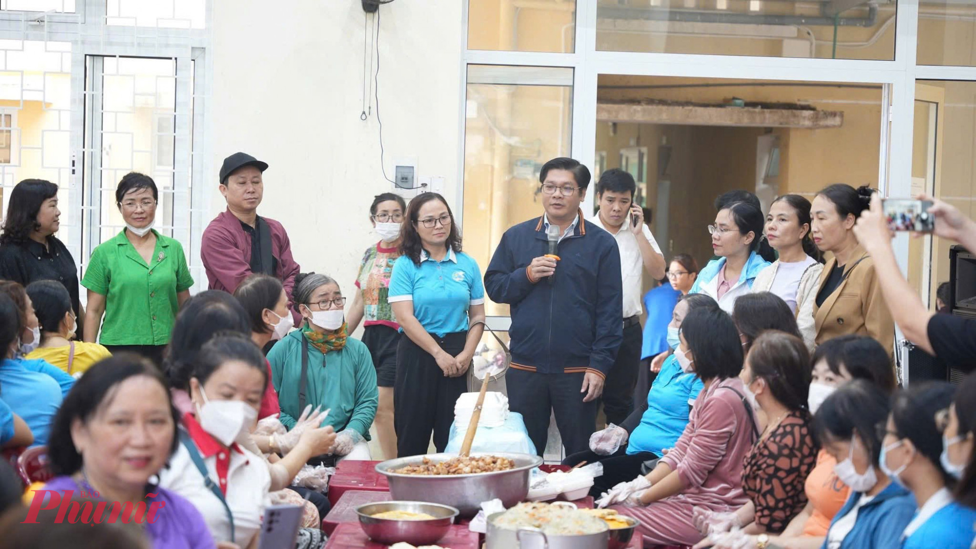 Đồng chí Nguyễn Chí Tài- Phó Bí thư Thành uỷ- PCT UBND thành phố TP Huế thăm động viên và trao quà cho các bếp đóng tại Trường Tiểu học Trường An 