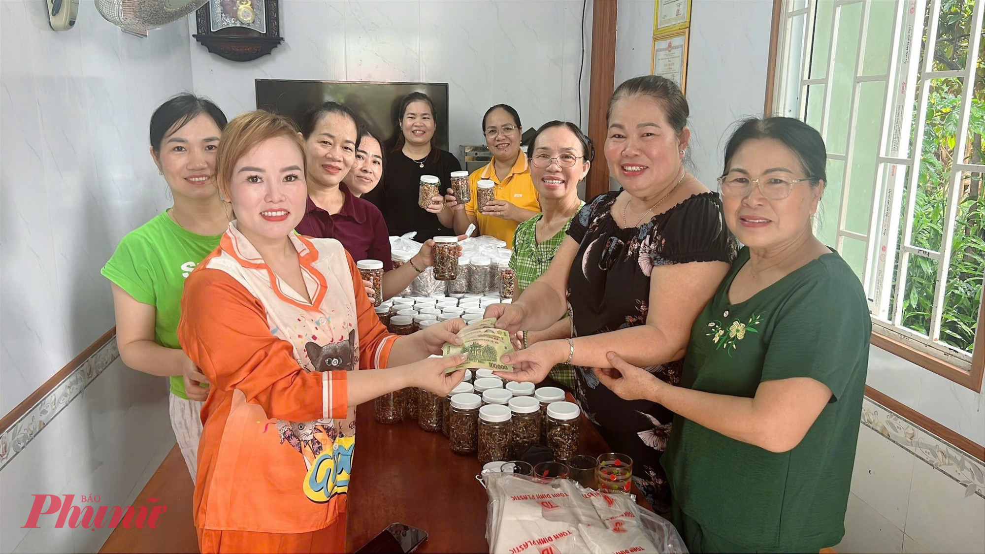 Ngoài nấu cơm các chị em phụ nữ Huế còn làm muối sả, thịt tặng bà con vùng lũ làm thức ăn dài ngày