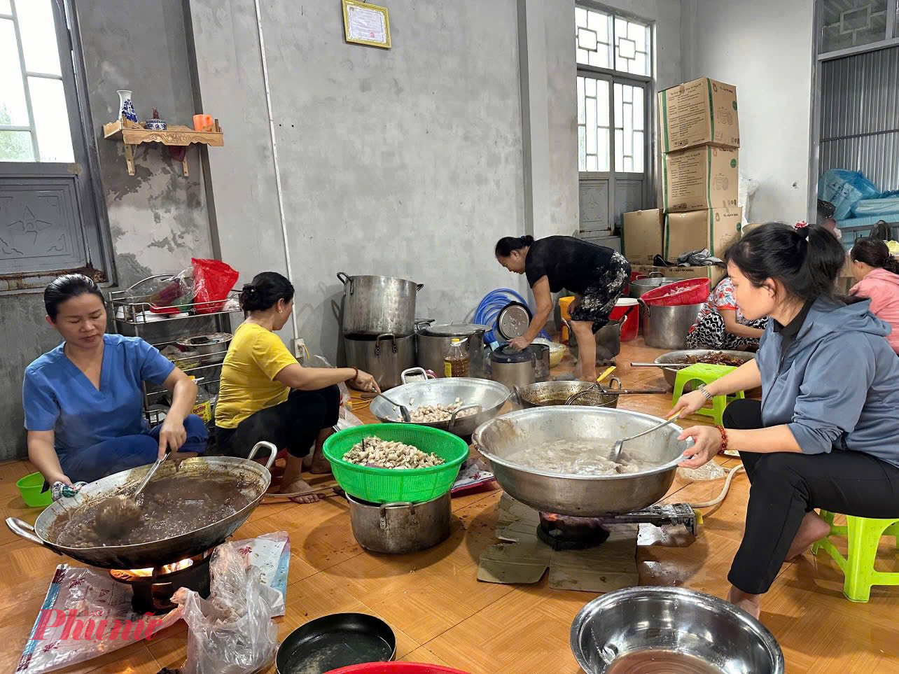 Những căn bếp ở những nơi vùng cao không ngập lụt trong TP Huế luôn đỏ lửa 