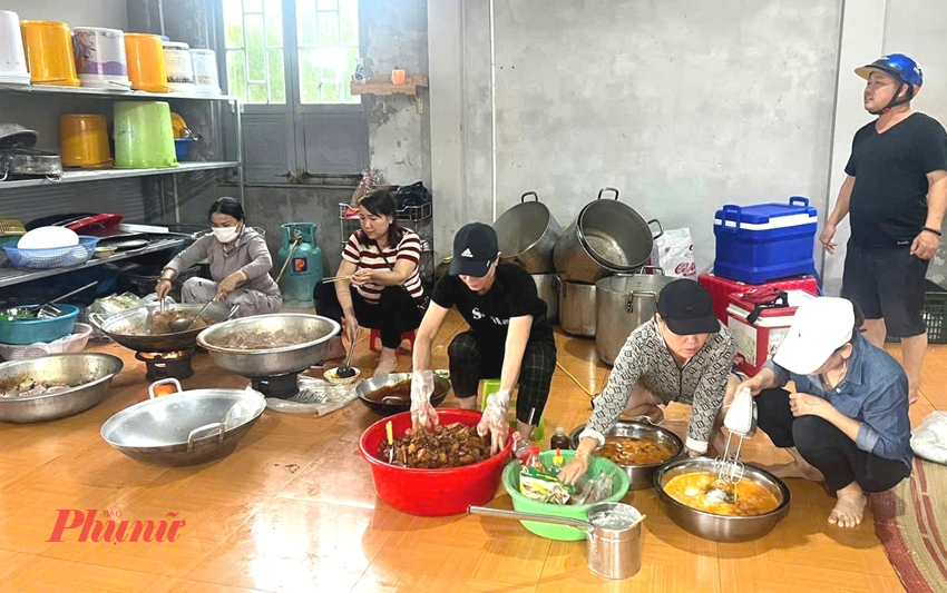 Phụ nữ phường Thuận An nấu cơm tặng bà con đang cô lập trong lũ