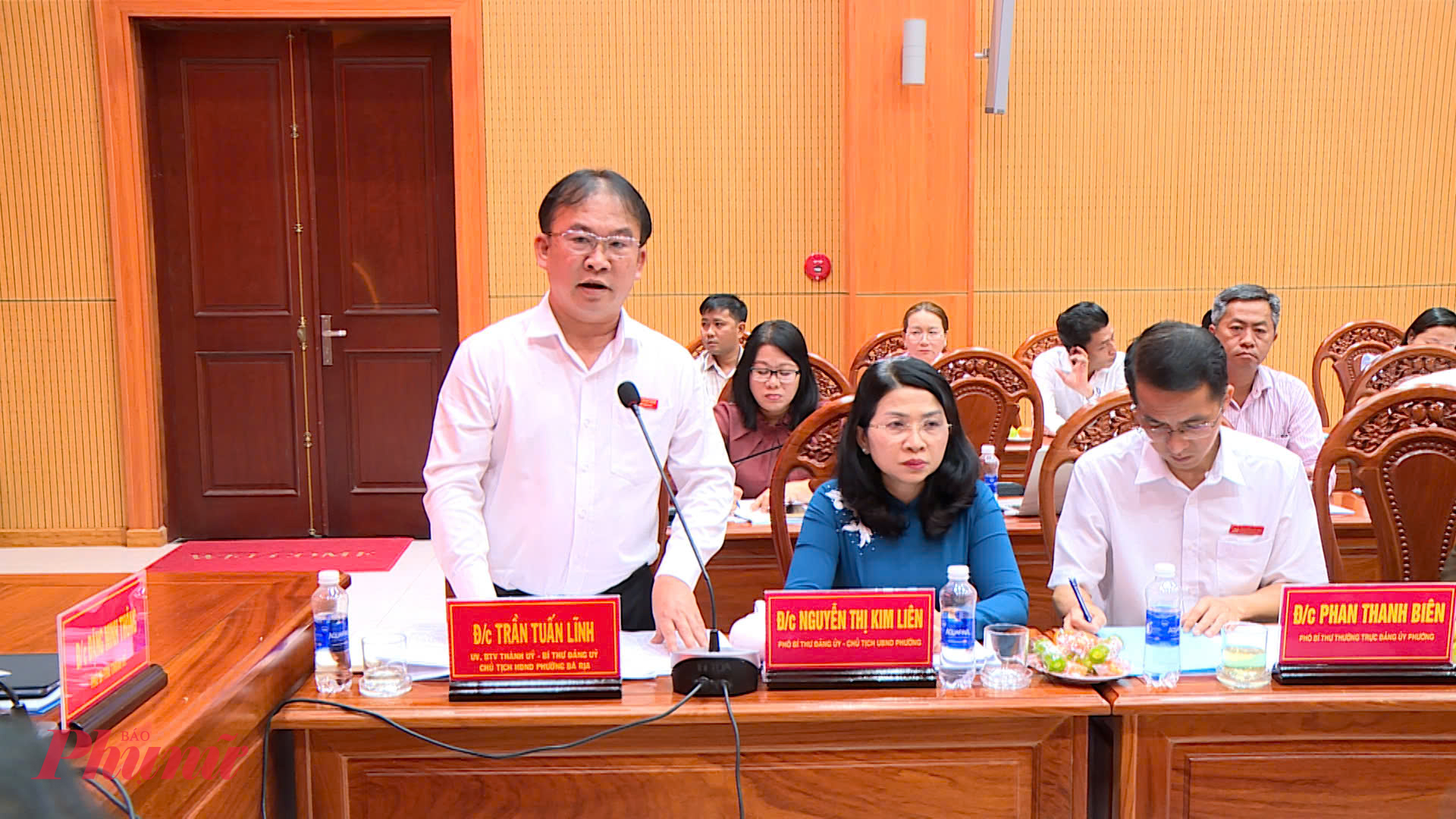 Lãnh đạo các địa phương tham gia báo cáo về công tác tổ chức, vận hành chính quyền 2 cấp tại các phường - Ảnh: Bích Liên 