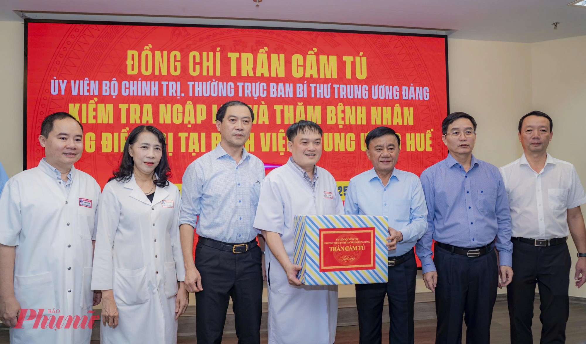 Đồng chí Trần Cẩm Tú- Ủy viên Bộ Chính trị, Thường trực Ban Bí thư tặng quà động viên tập thể Bệnh viện Trung ương Huế và các bệnh nhân phải di dời khẩn cấp từ tầng 1 lên hội trường để tránh lũ