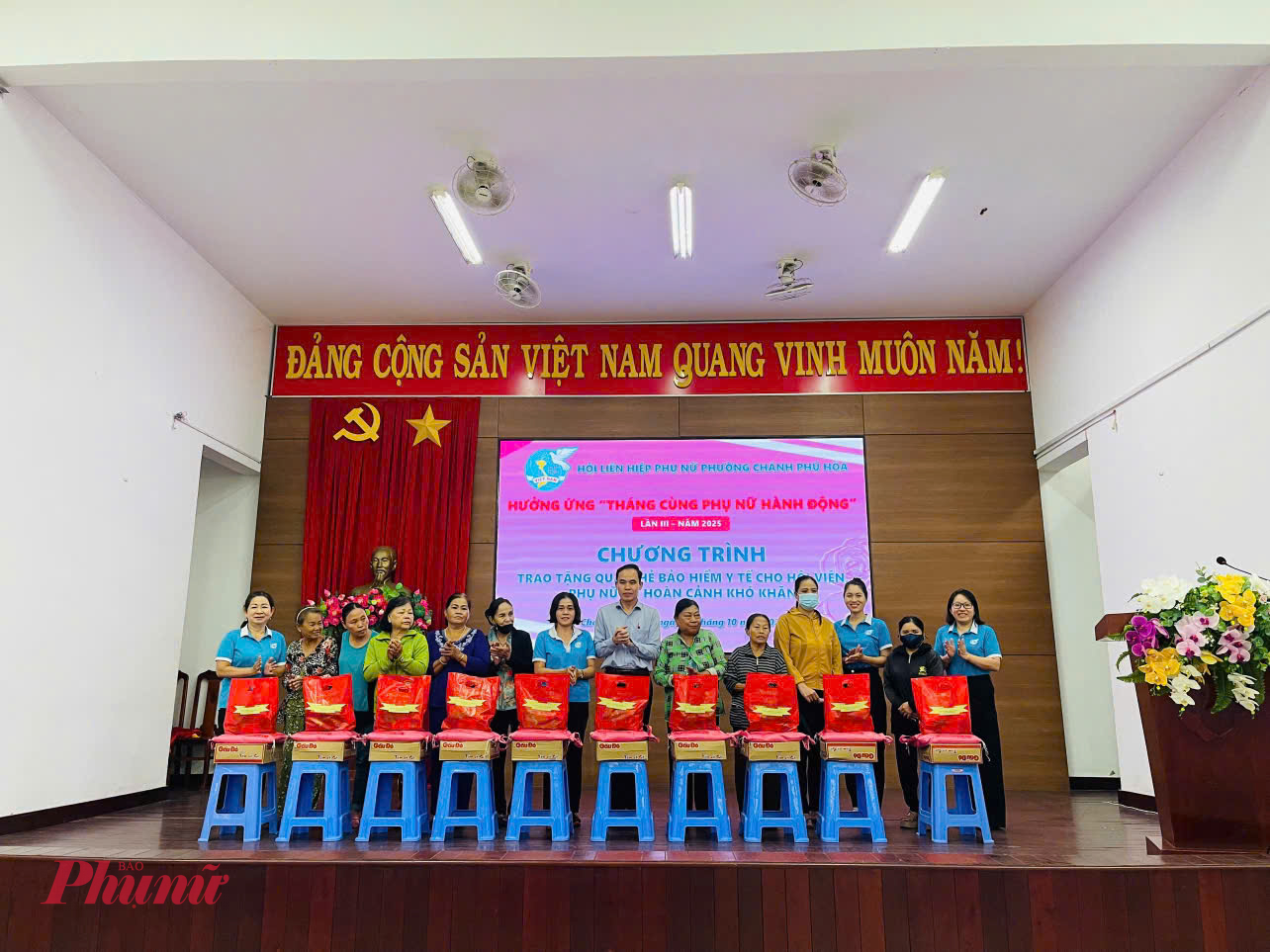 Hội LHPN phường Chánh Phú Hòa Hòa tặng quà cho phụ nữ khó  khăn- Ảnh: L.Diệp