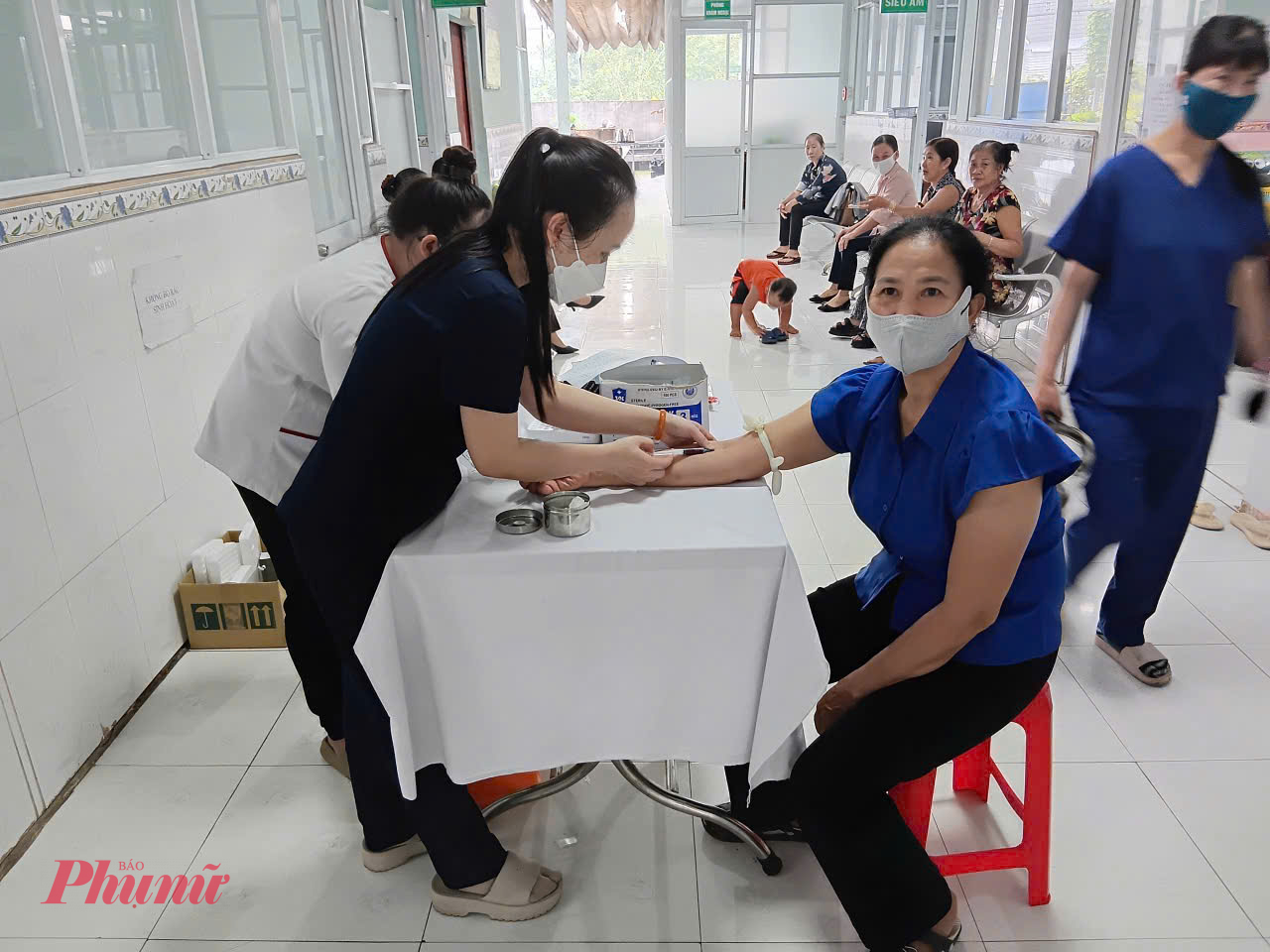 Hội LHPN phường Chánh Phú Hòa Hòa phối hợp tổ chức khám bệnh miễn phí cho phụ nữ - Ảnh: L.Diệp