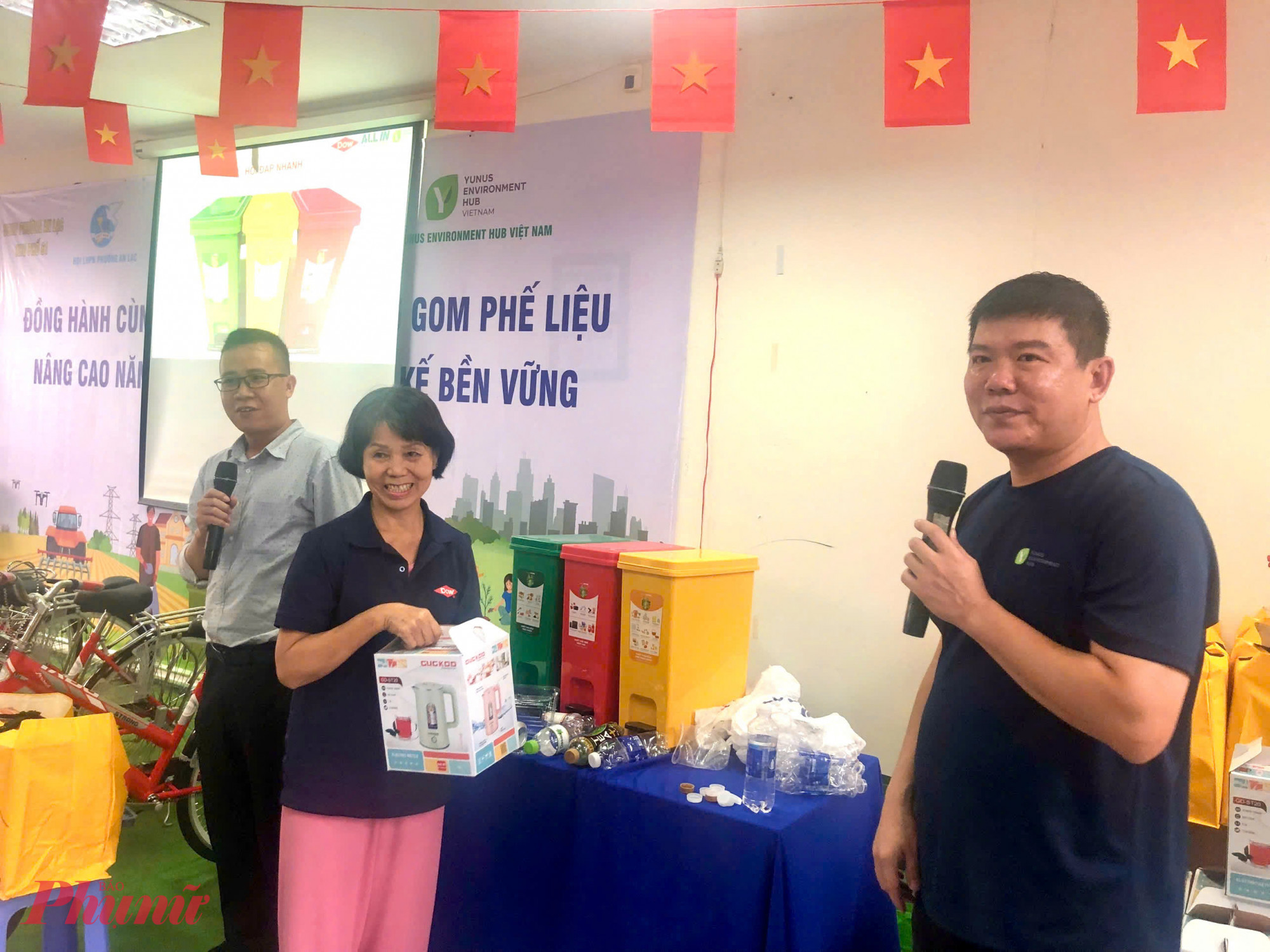 Các chị em tham gia trò chơi liên quan kiến thức phân loại rác - Ảnh: Hội LHPN phường An Lạc