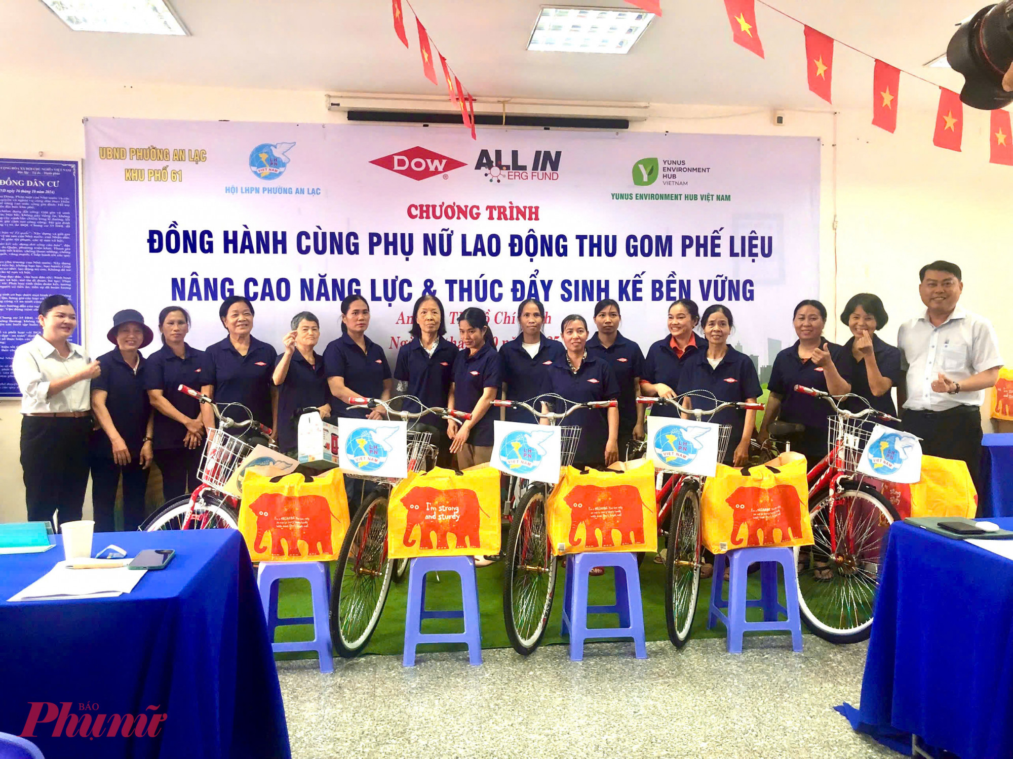 Những hỗ trợ thiết thực đến với các chị em làm công việc thu gom và mua bán phế liệu - Ảnh: Hội LHPN phường An Lạc